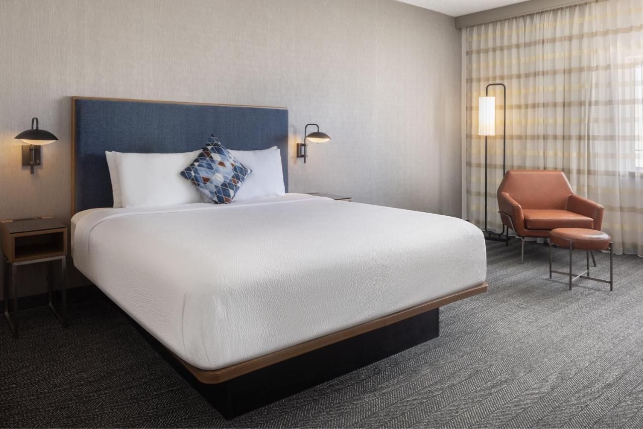 King Room with Bathtub - Mobility Access/Hearing Accessible