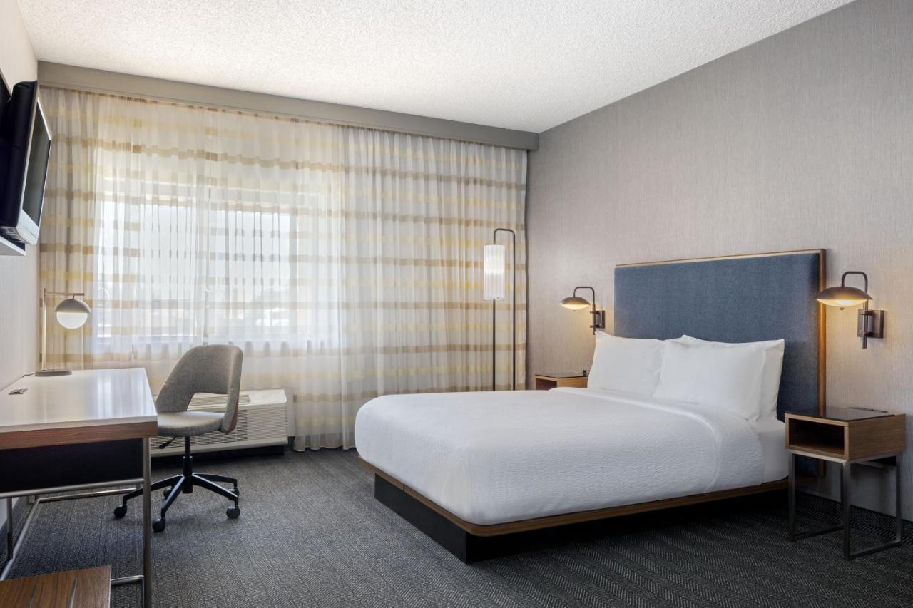 Chambre Lit Queen-Size avec Douche Accessible en Fauteuil Roulant et à Transfert - Accessible aux Personnes à Mobilité Réduite/Malentendantes
